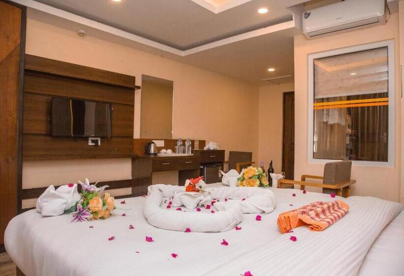 اتاق سوپریور با تخت بزرگ, Yellow Pagoda Pokhara