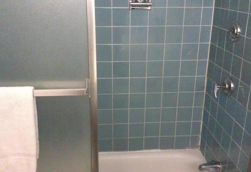 غرفة قياسية سرير كينج, Kings Inn Cleveland