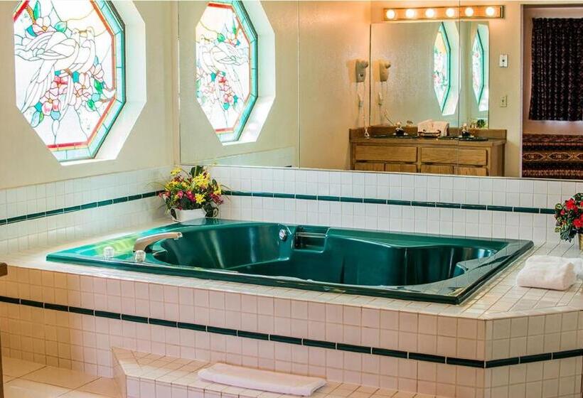 מיטת קינג בסוויטה, Village Inn & Suites Marysville