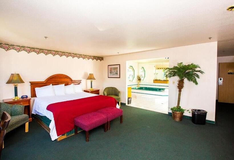 מיטת קינג בסוויטה, Village Inn & Suites Marysville