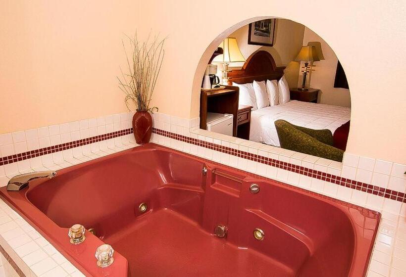 מיטת קינג בסוויטה, Village Inn & Suites Marysville