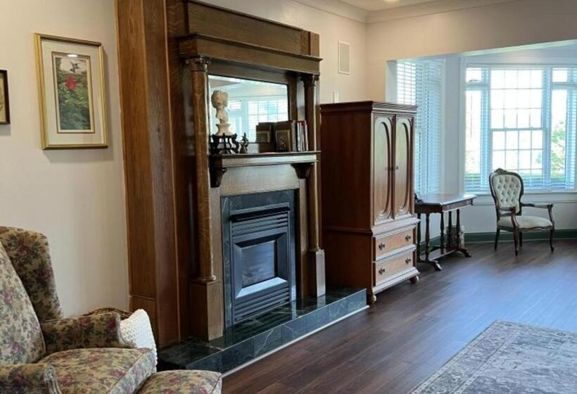 جناح سوبيريور, Whitestone Inn