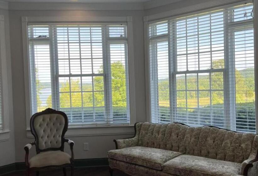 جناح سوبيريور, Whitestone Inn