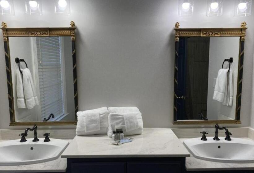 جناح سوبيريور, Whitestone Inn