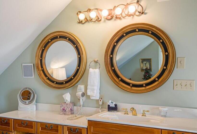 جناح مزوَّد بشرفة, Whitestone Inn