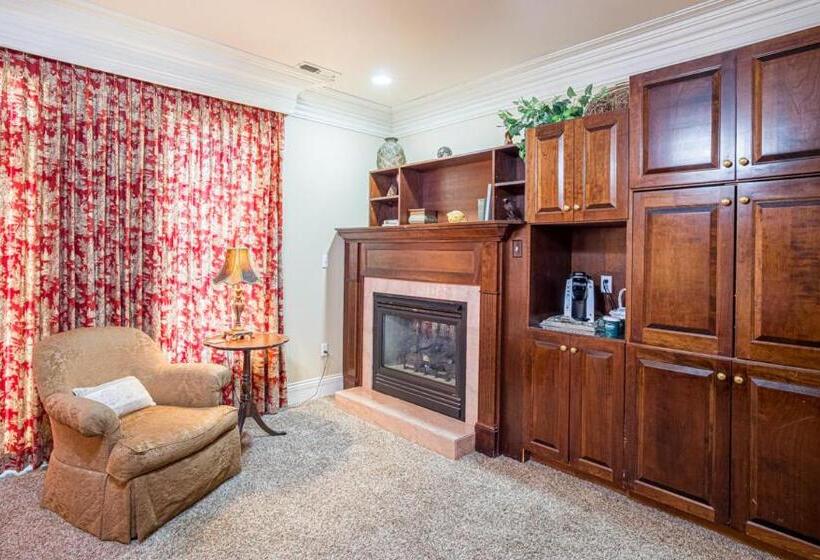 جناح مزوَّد بشرفة, Whitestone Inn