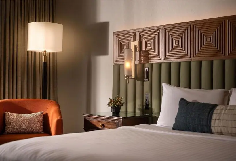 Deluxe Room King Bed & Views