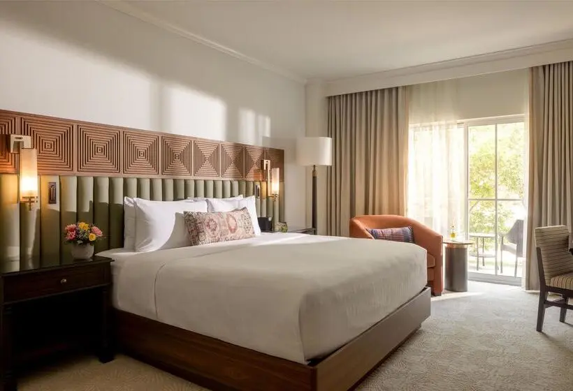 Deluxe Room King Size Bed