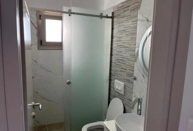 اتاق لوکس با بالکن و چشم‌انداز دریا, Koks’ Guesthouse