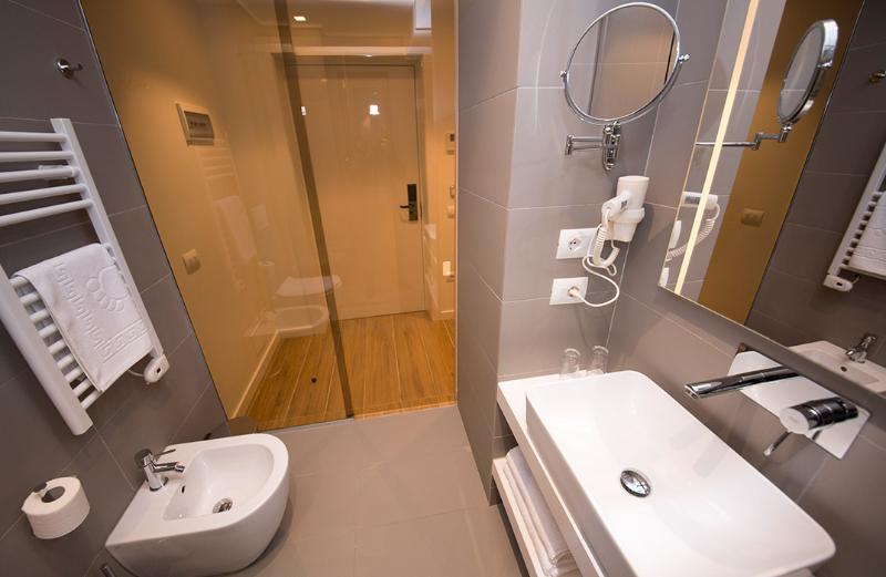 غرفة قياسية, Theatro City Center