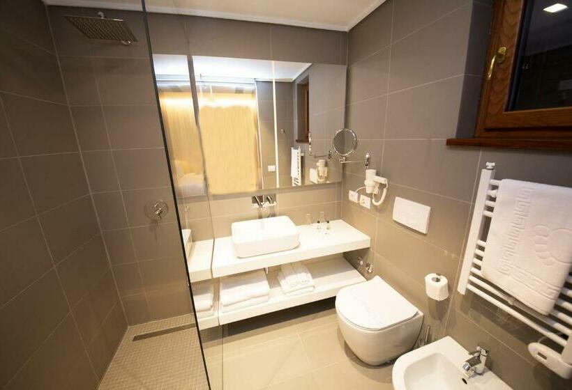 غرفة قياسية مزوَّدة بشُرفة, Theatro City Center