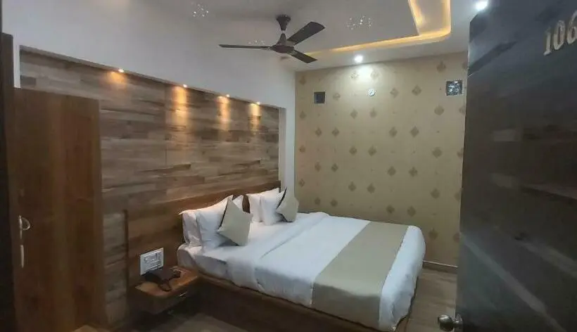 デラックスルーム, Leela Vilas Pushkar  A Boutique