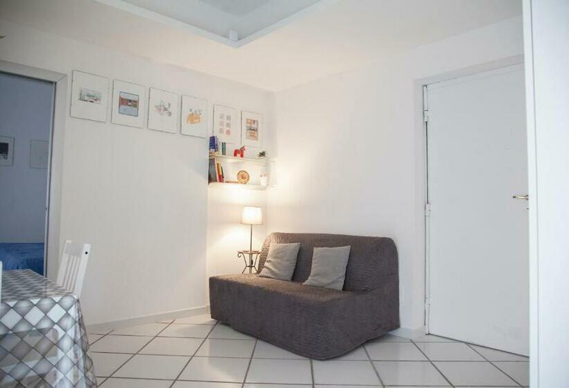 سوئیت 2 خوابه, Poly's House