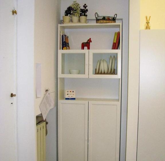 سوئیت 2 خوابه, Poly's House