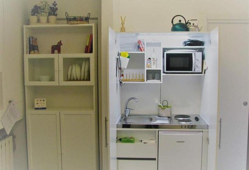 سوئیت 2 خوابه, Poly's House