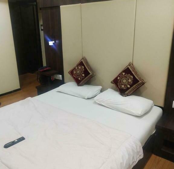 Номер Deluxe, Divya International
