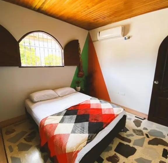 اتاق اکونومی, Tia Chela Hostel