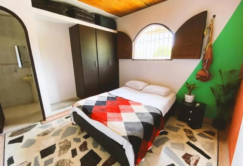 اتاق اکونومی, Tia Chela Hostel
