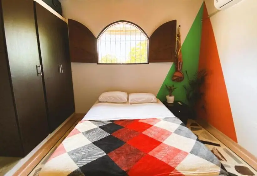 اتاق اکونومی, Tia Chela Hostel