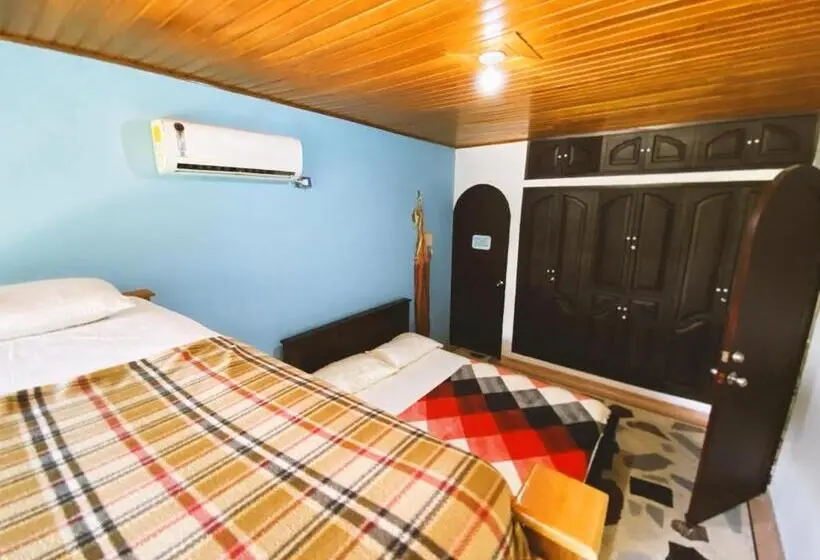 اتاق خانوادگی, Tia Chela Hostel