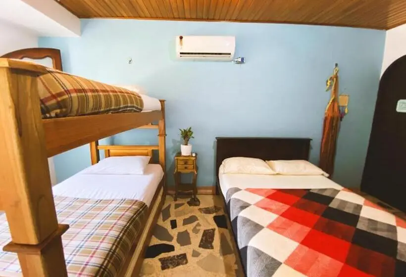 اتاق خانوادگی, Tia Chela Hostel