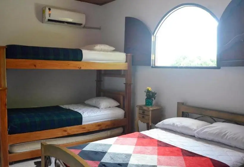 اتاق ساده سه‌ نفره, Tia Chela Hostel