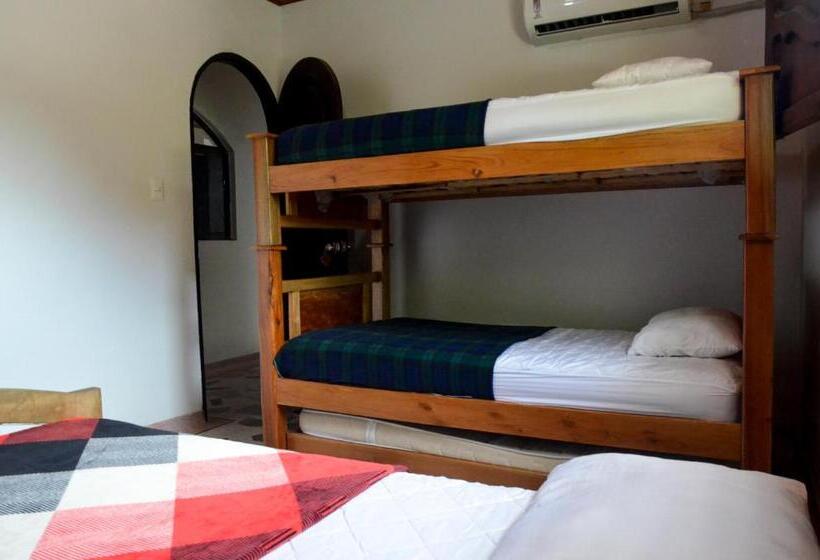 베이직 3인 룸, Tia Chela Hostel
