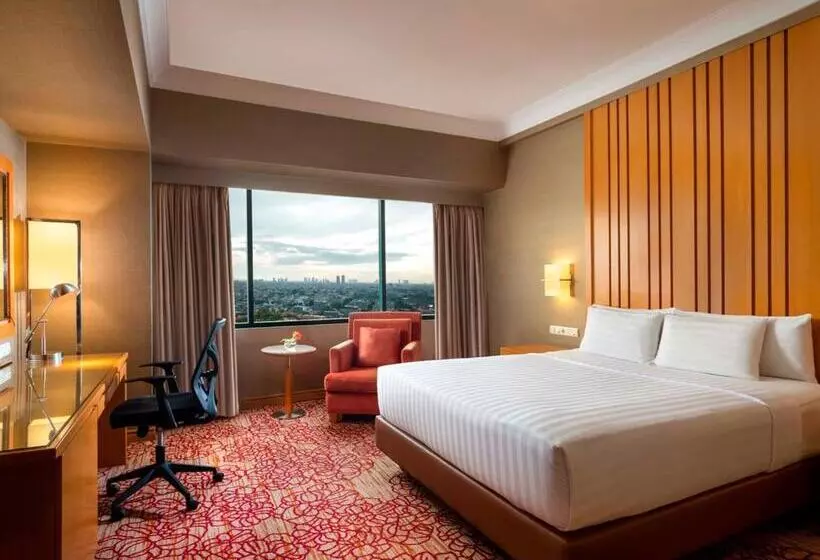 اتاق استاندارد با چشم‌انداز استخر, Ciputra Jakarta Managed By Swiss Belhotel International