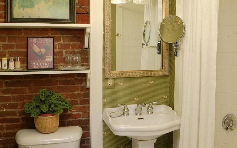 스위트 킹사이즈 침대, Windham Hill Inn