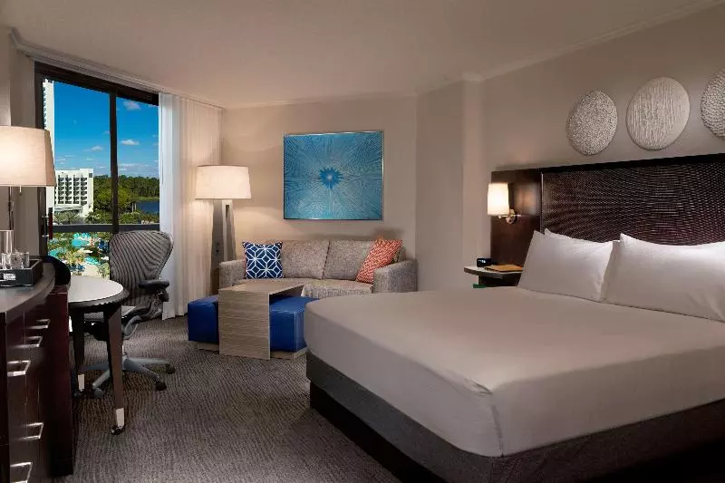 سوییت با چشم‌انداز استخر, Hilton Orlando Buena Vista Palace   Disney Springs® Area