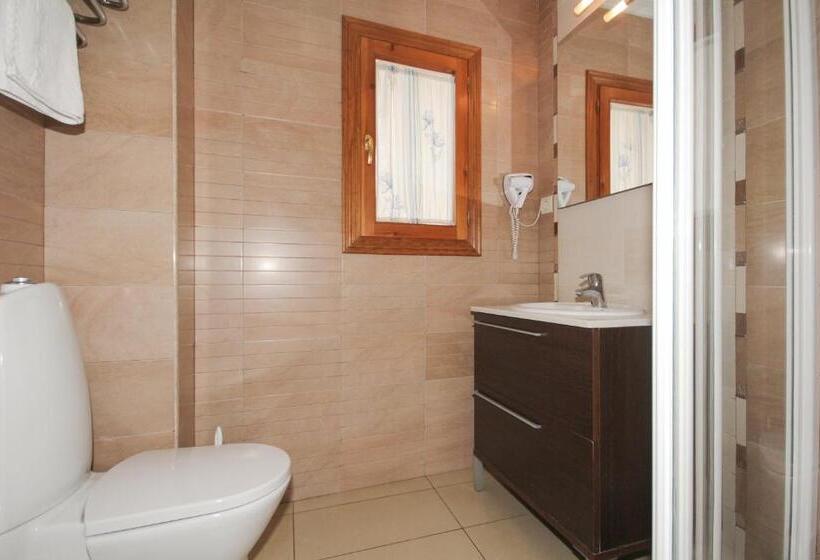 Habitación Triple Estándar, Hostal Costa Azul