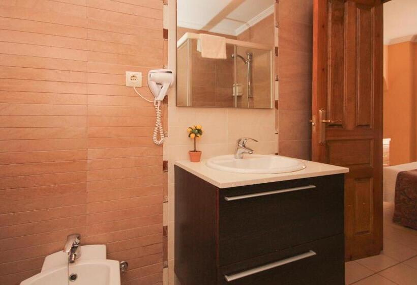 Habitación Triple Estándar, Hostal Costa Azul
