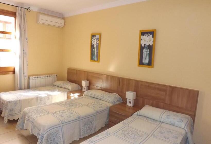 Habitación Triple Estándar, Hostal Costa Azul