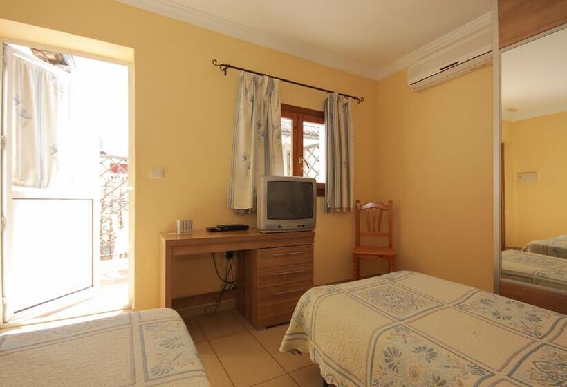 Habitación Triple Estándar, Hostal Costa Azul