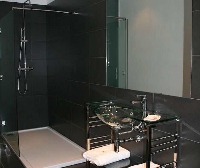 اتاق لوکس, Indiana