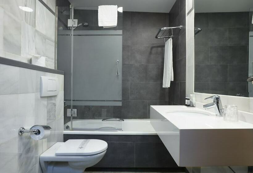 Quarto Estandar Individual, Maestranza