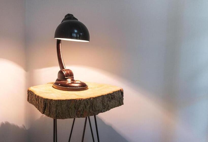 חדר סטנדרט לשלושה, Kouty