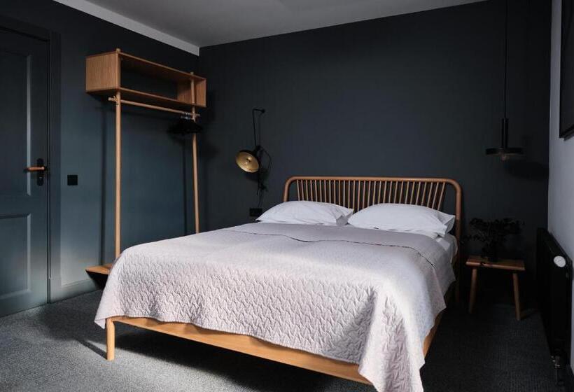 اتاق استاندارد سه نفره, Vanadziņa Māja