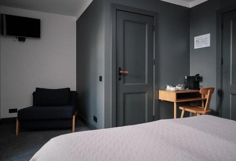 اتاق استاندارد سه نفره, Vanadziņa Māja