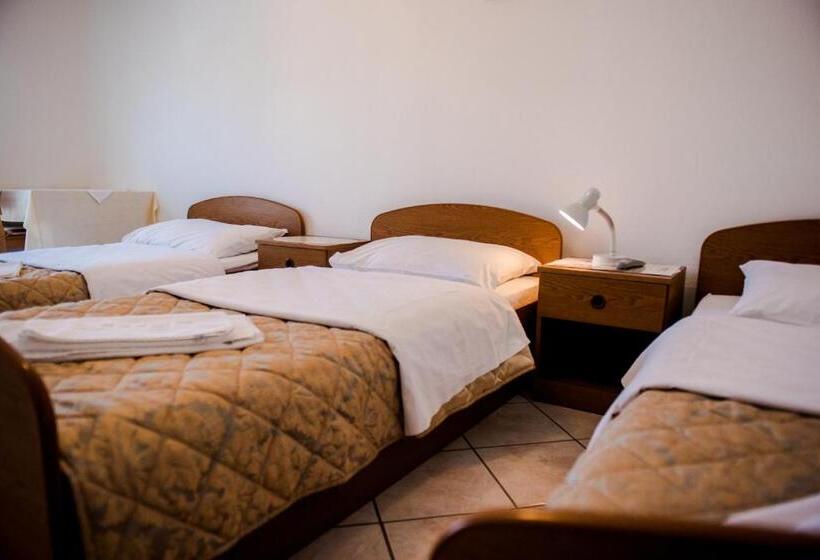 اتاق استاندارد سه نفره, Pervan