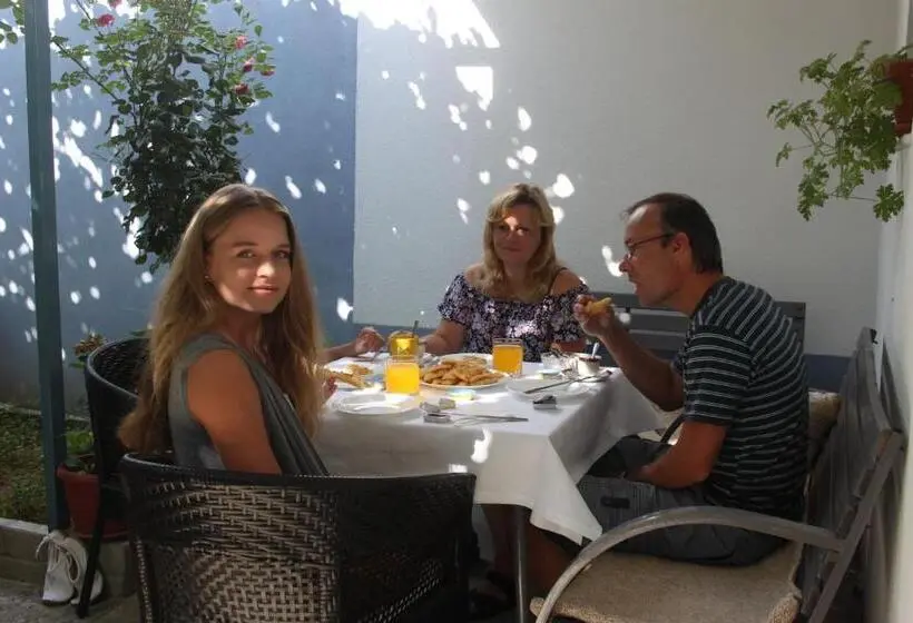 اتاق خانوادگی, Guesthouse Aurora
