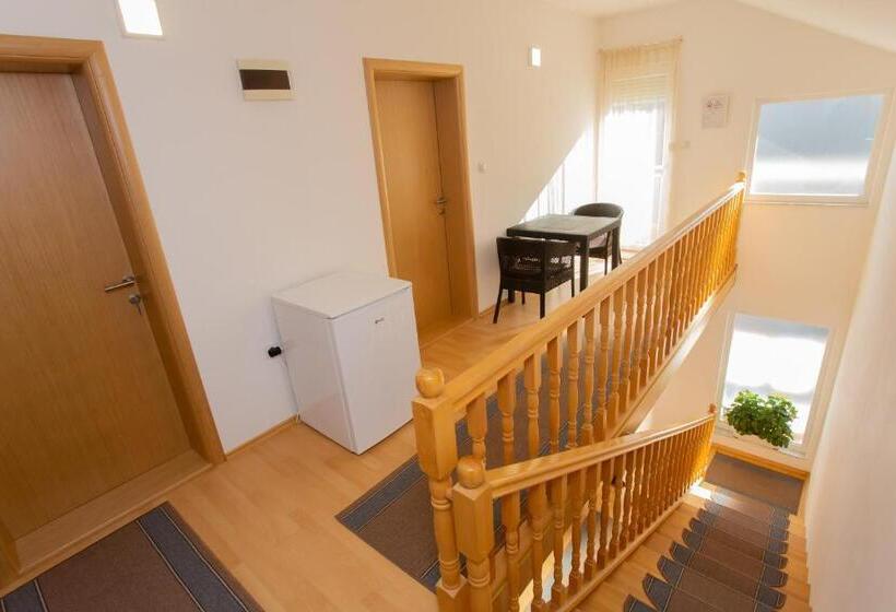 اتاق خانوادگی, Guesthouse Aurora