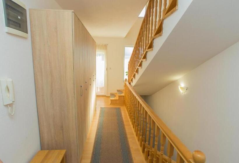 اتاق خانوادگی, Guesthouse Aurora