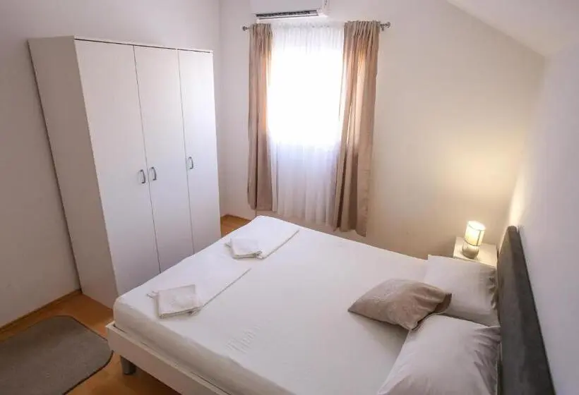 اتاق خانوادگی, Guesthouse Aurora