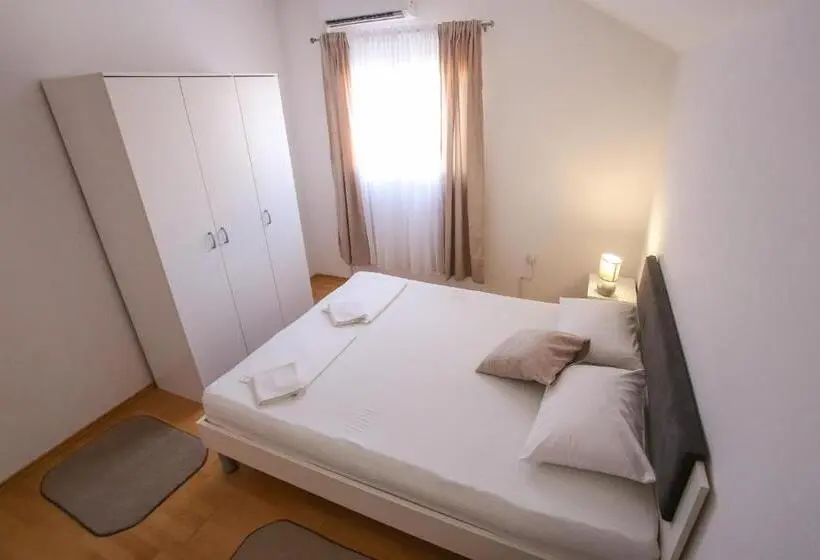اتاق خانوادگی, Guesthouse Aurora