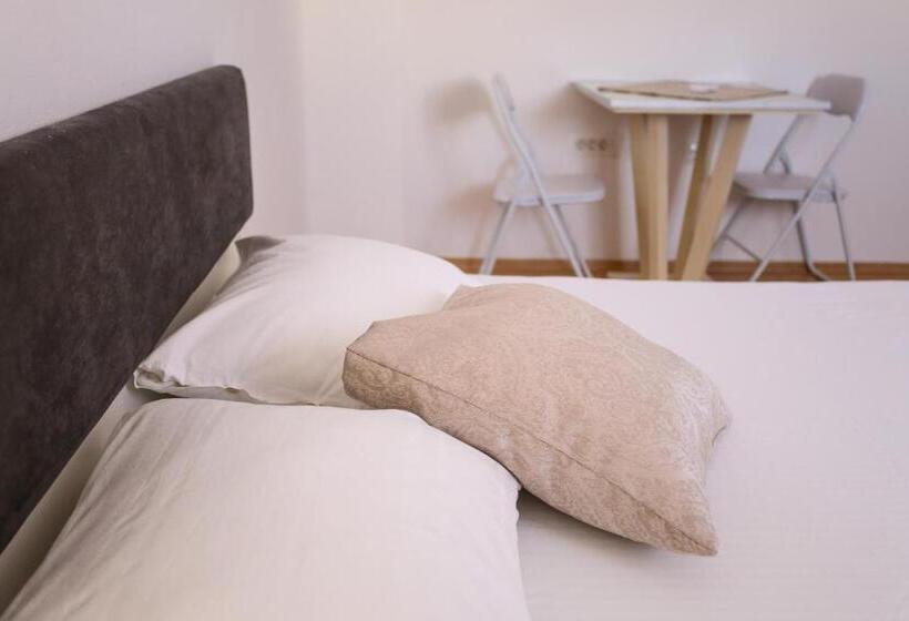 اتاق خانوادگی, Guesthouse Aurora