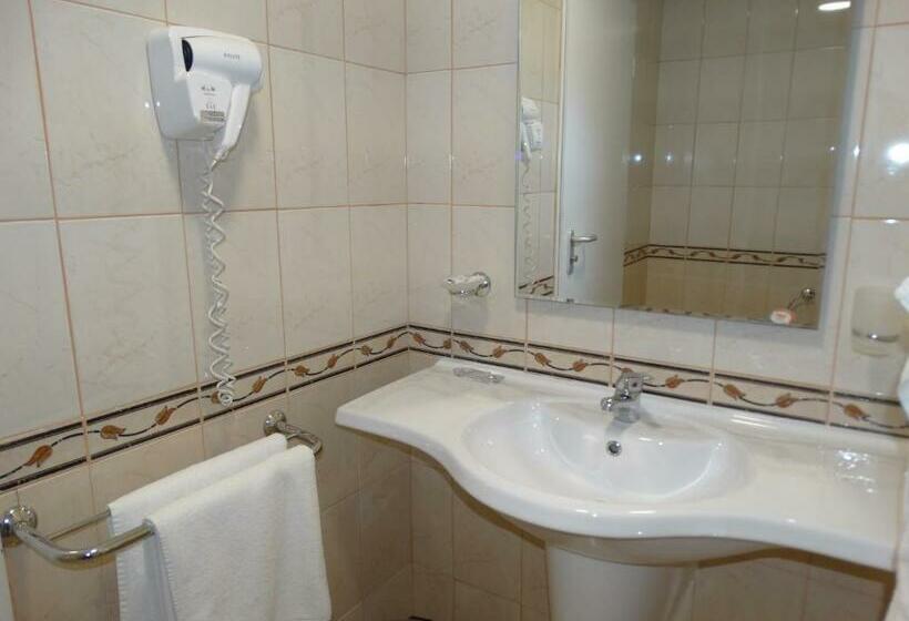 ファミリールーム, Queen Nelly