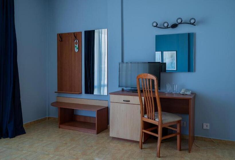 ファミリールーム, Queen Nelly