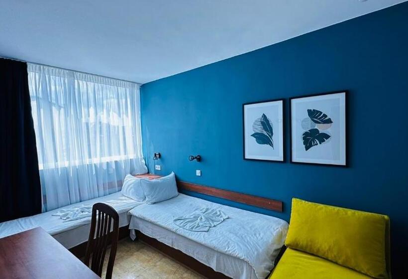 ファミリールーム, Queen Nelly