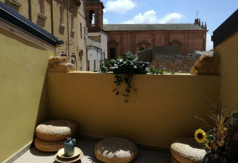 اتاق استاندارد سه تخته با بالکن, Aljama   Downtown B&b